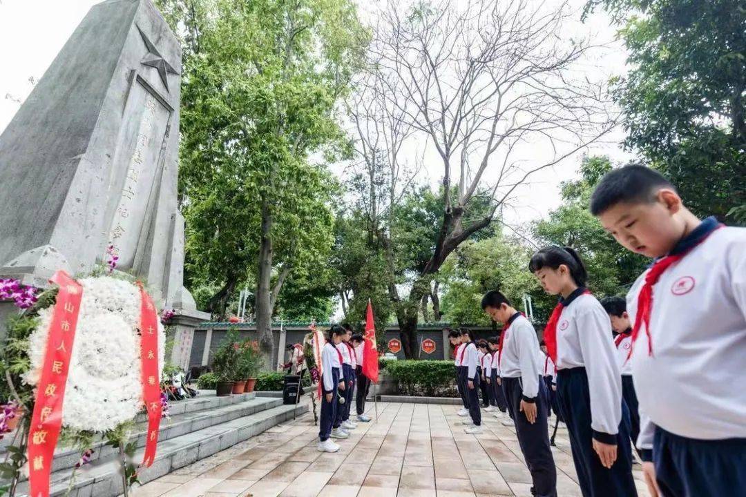 禪城區玫瑰小學組織少先隊員步行半小時前往吳勤烈士陵園,通過講述