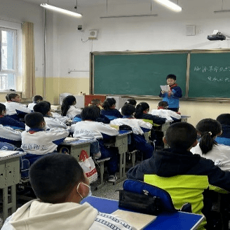 永登县连铝学校为瞻仰英雄,缅怀先烈,铭记革命先烈功勋,让红色基因