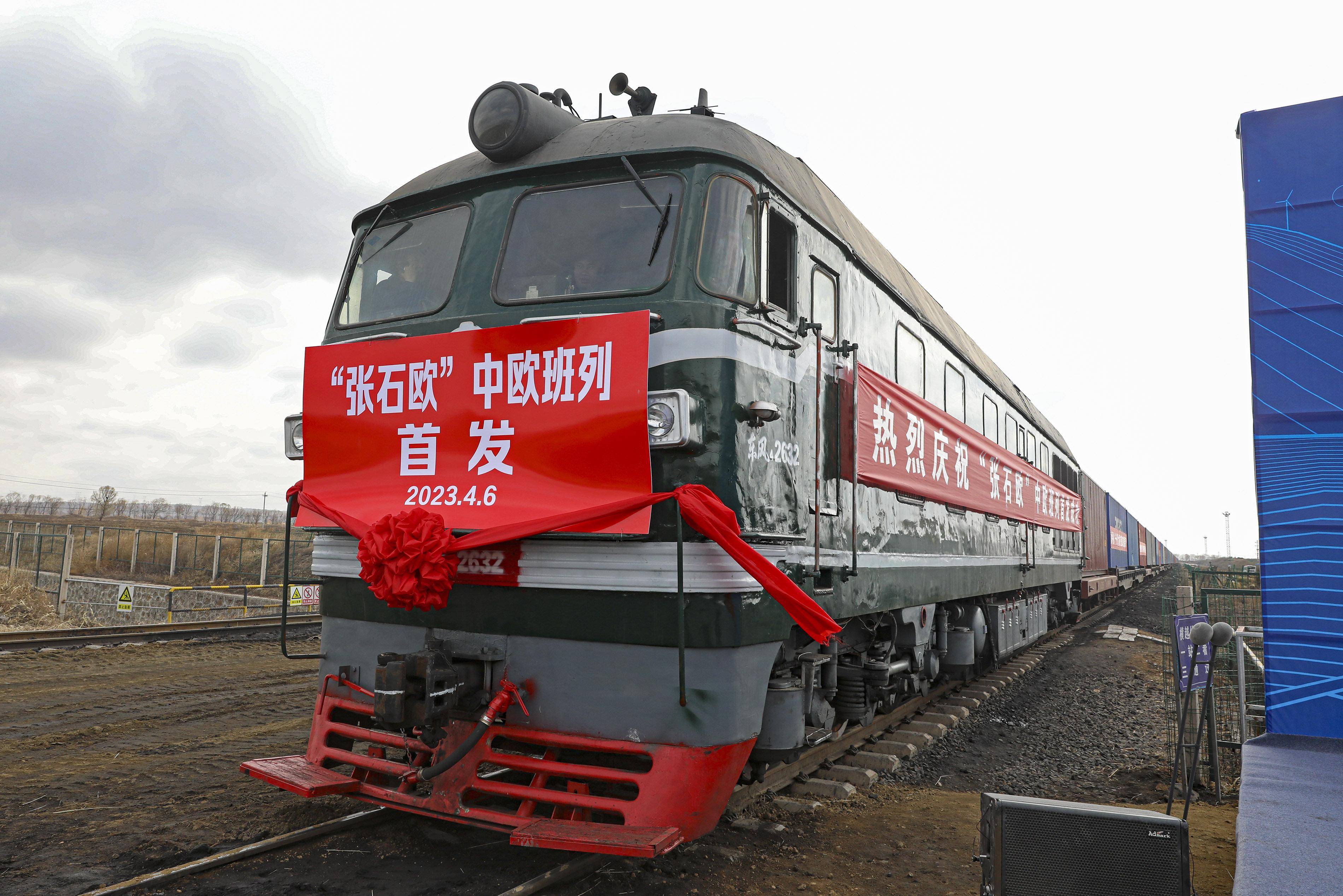 (经济)河北张家口首列中欧班列开行_武殿森_万全_新华社