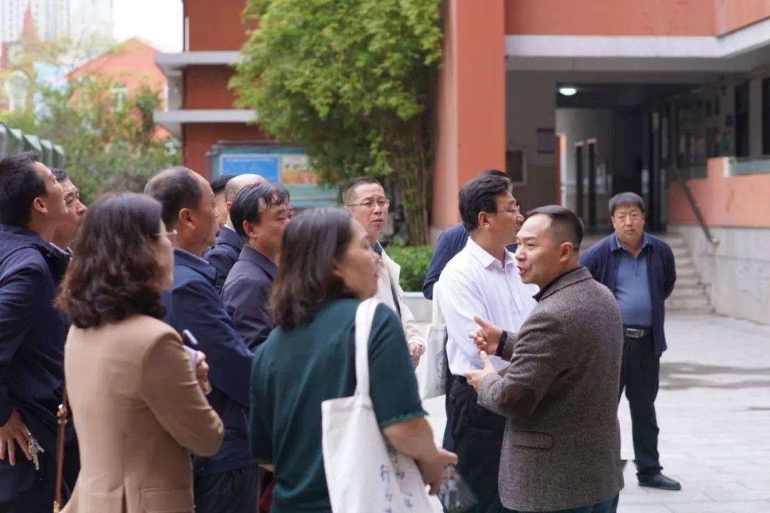 江苏省语文特级教师,江苏省初中名校长工作室主持人,东林中学校长