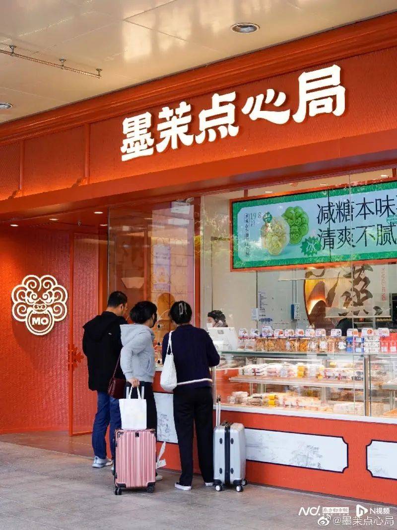 蛋糕品牌21cake任职,离职以后,她又加入了苏州西式烘焙连锁店礼颂至品