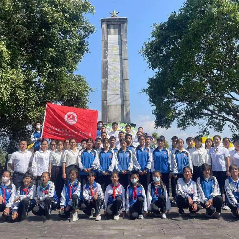 无烟过清明扫墓缅先烈鲜花寄哀思瑞丽市近日,瑞丽
