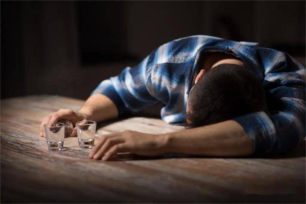 【以案释法】男子2天喝4顿酒后死亡,家属起诉店家获赔!