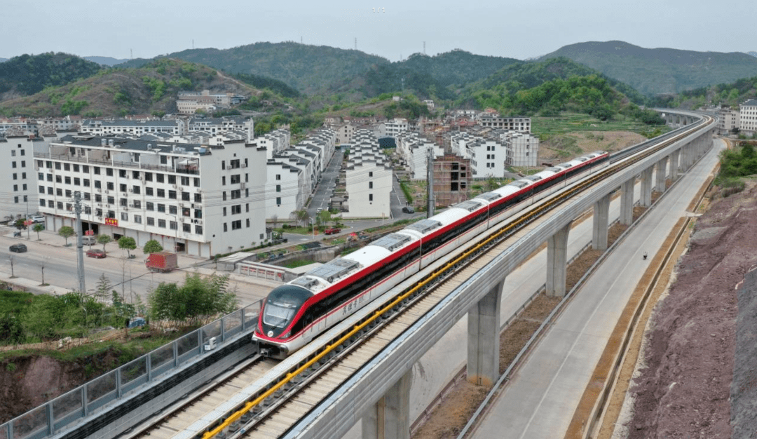 連日來,金義東市域軌道交通義東線後通段(東陽體育館站至橫店明清宮站