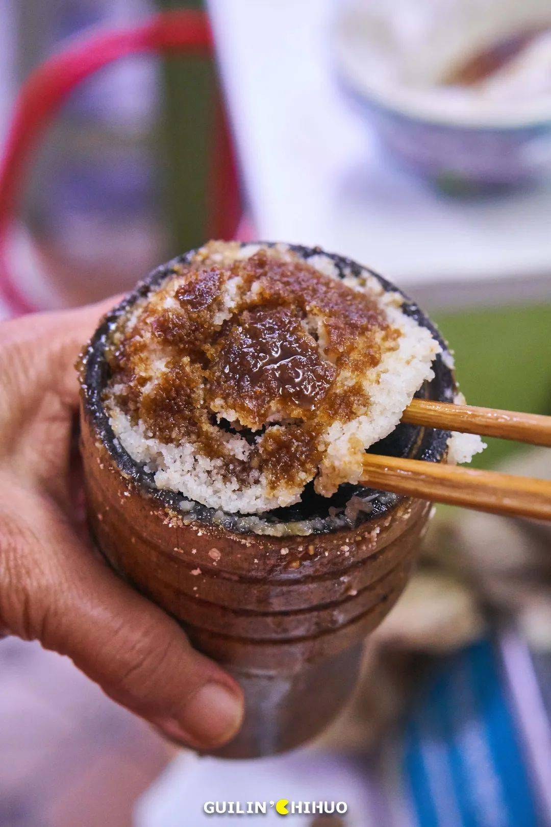 桂林人口中的马蹄糕,一般是指把糯米粉和糖粉倒进模具,用高压锅蒸汽
