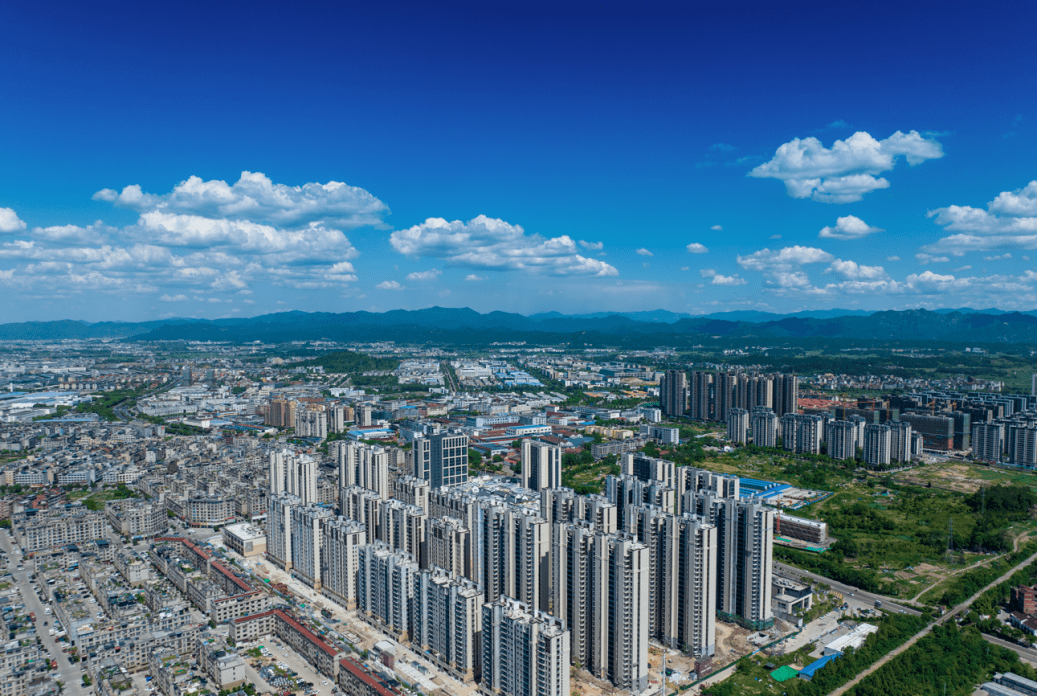 "连日来,在金水湾和龙域天城小区,工作人员兴奋地向居民推荐一个好用