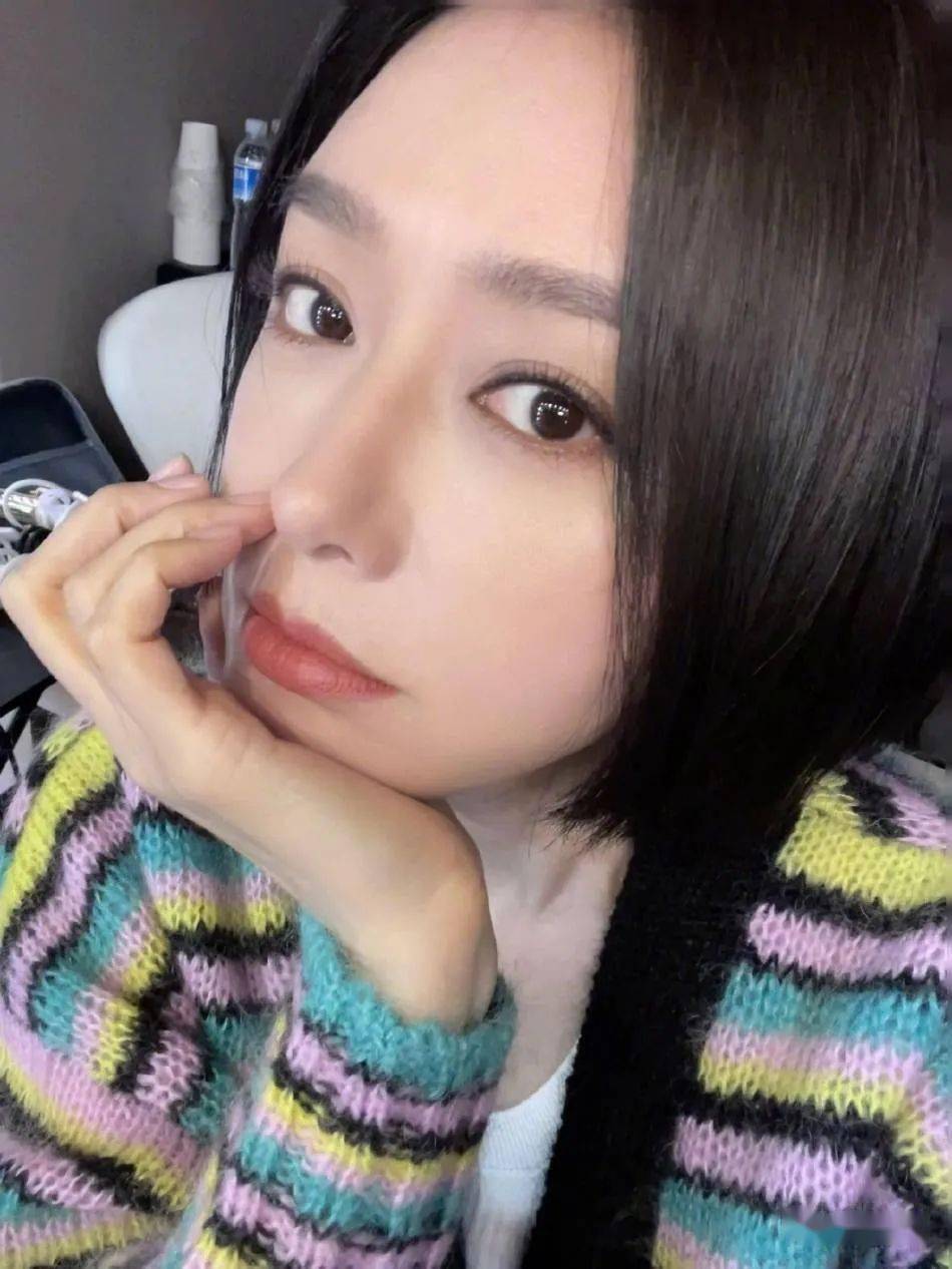 秦岚晒九宫格自拍美照 对镜头嘟嘴卖萌宛如少女_状态_照片_条纹