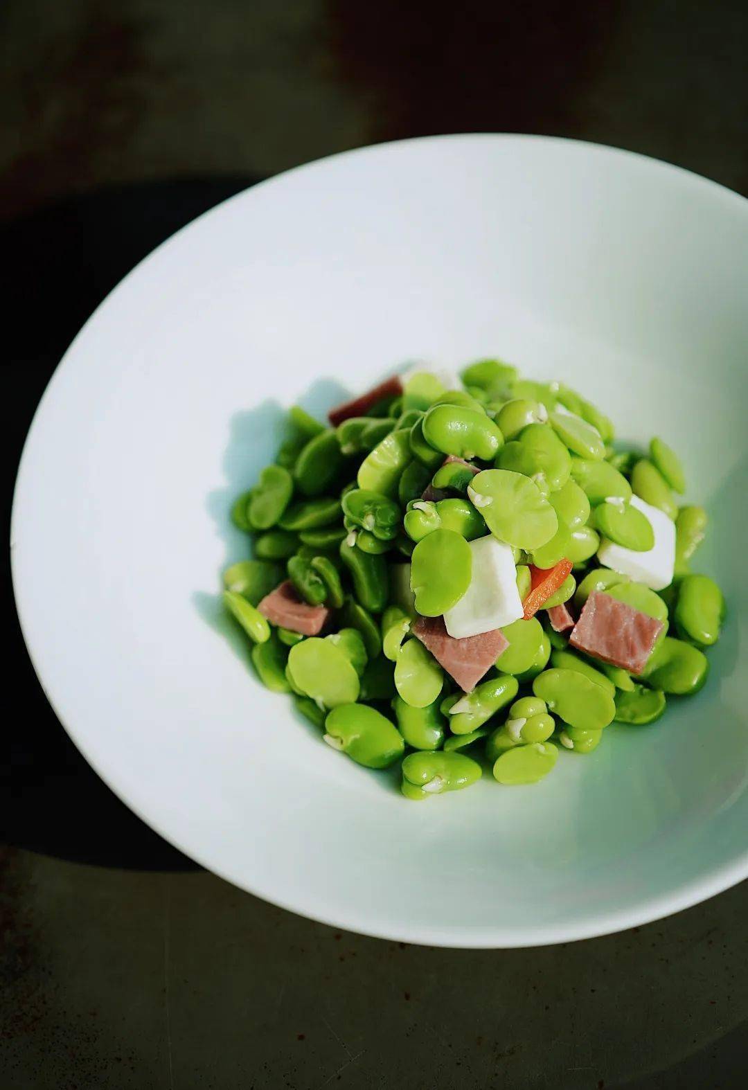 new云腿乳饼炒蚕豆米时节食节,春日里的蚕豆不容错过,一点点火腿足以