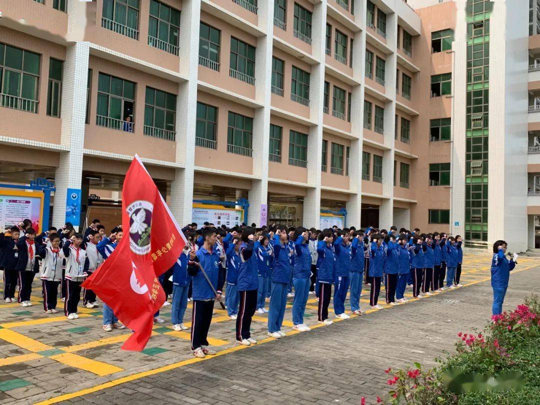 嘉宾共同为台山市青少年毒品预防教育居正学校基地揭牌,并为台山市