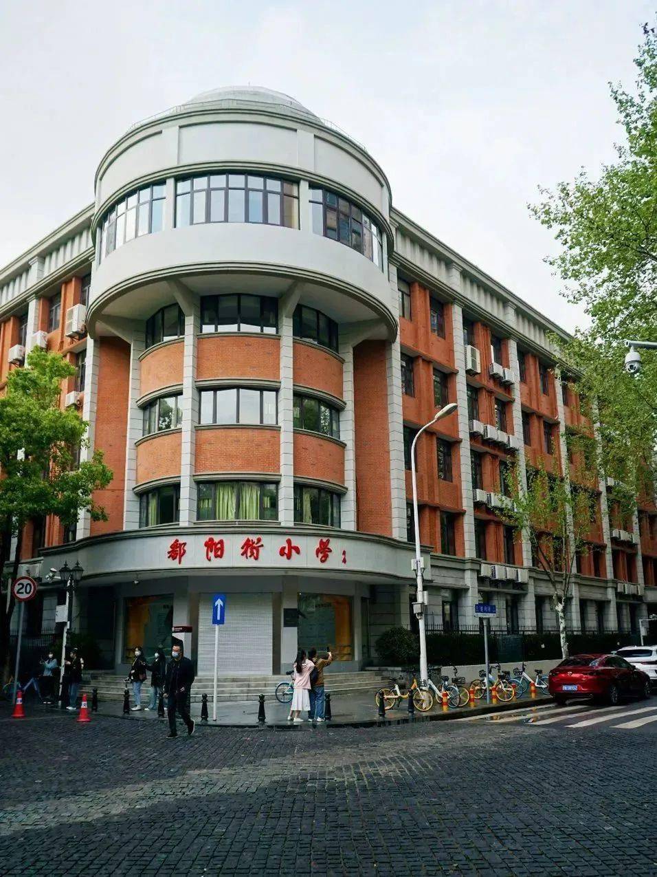 俄租界工部局旧址胜利街十字路口的鄱阳街小学(分校),前身为俄租界工