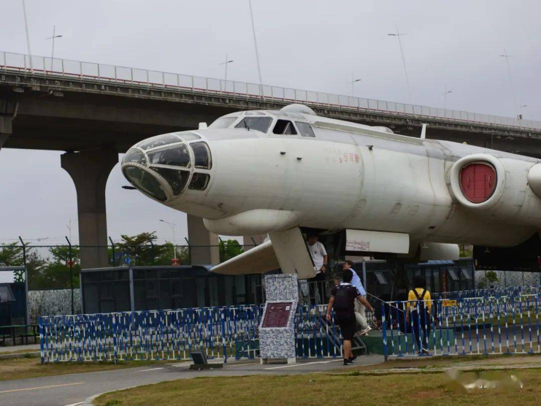 超值包郵進入轟6駕駛艙,除感慨艙內空間狹小外,讓