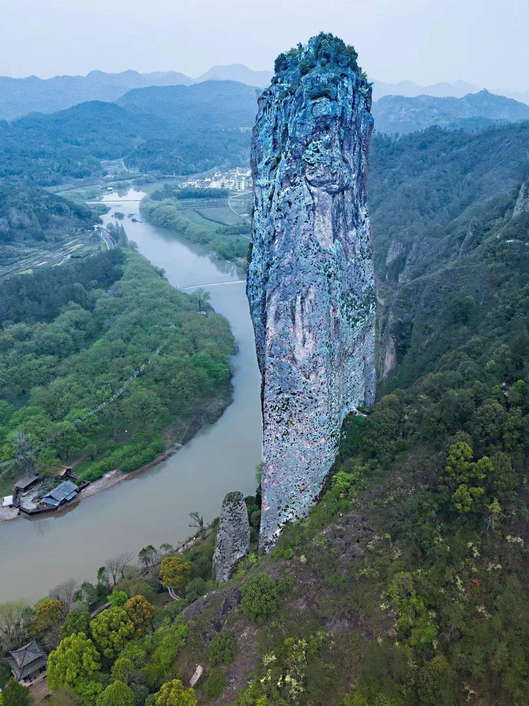 我從景區大門行走至鼎湖大橋,站在橋上往東望,步虛山前的鼎湖峰直刺