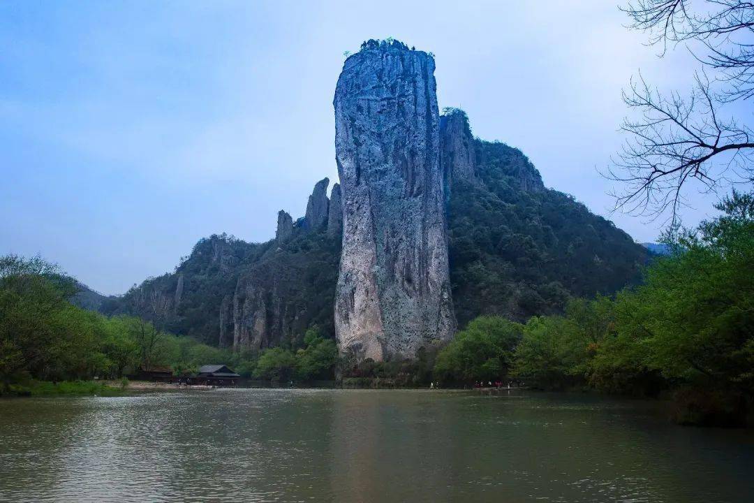 鼎湖峰是缙云仙都的主角,景区内的山山水都环绕着这座拔地而起的仙山