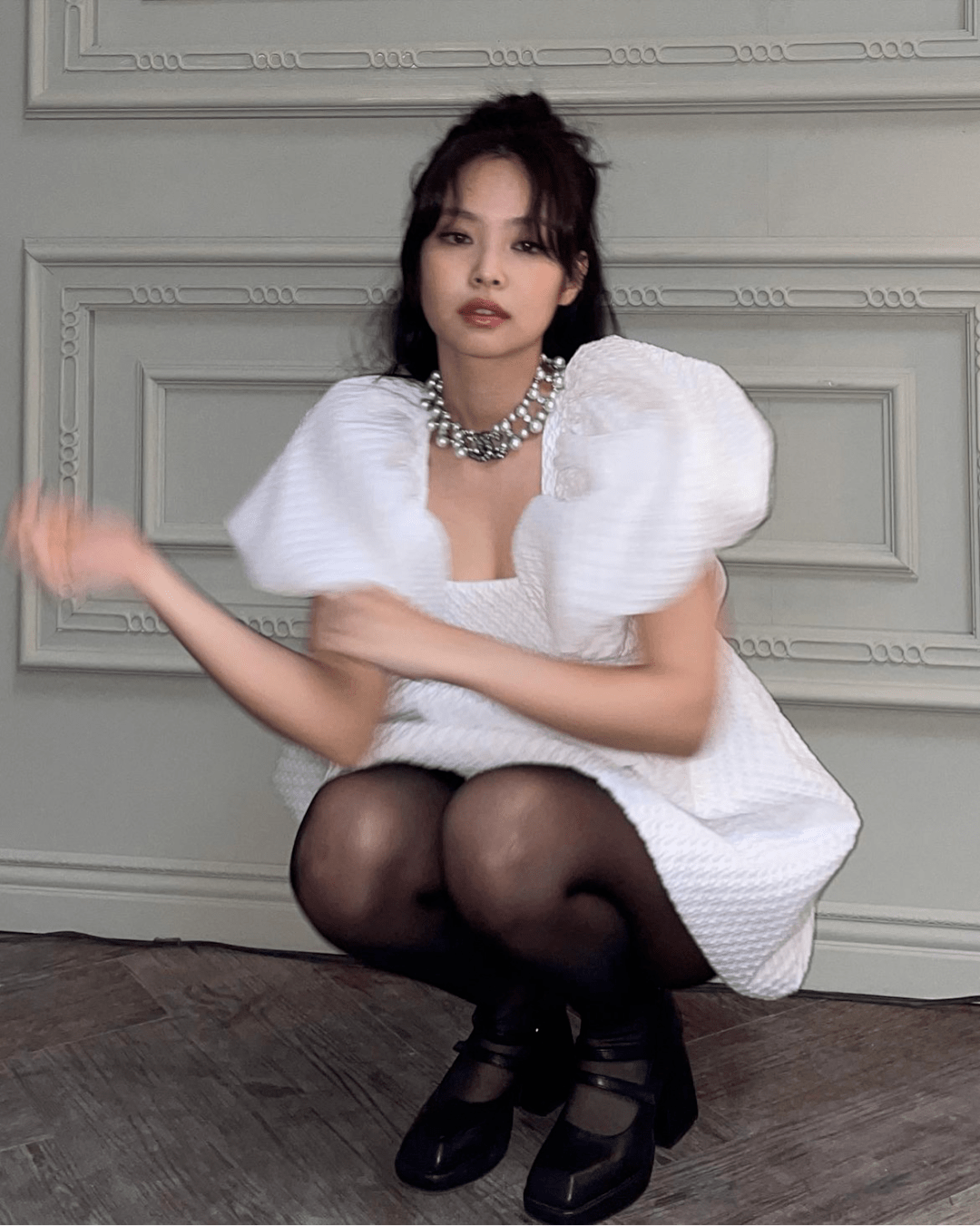 像jennie长相偏幼态,用娃娃裙搭配黑丝就刚刚好,既不显幼稚也不显年纪