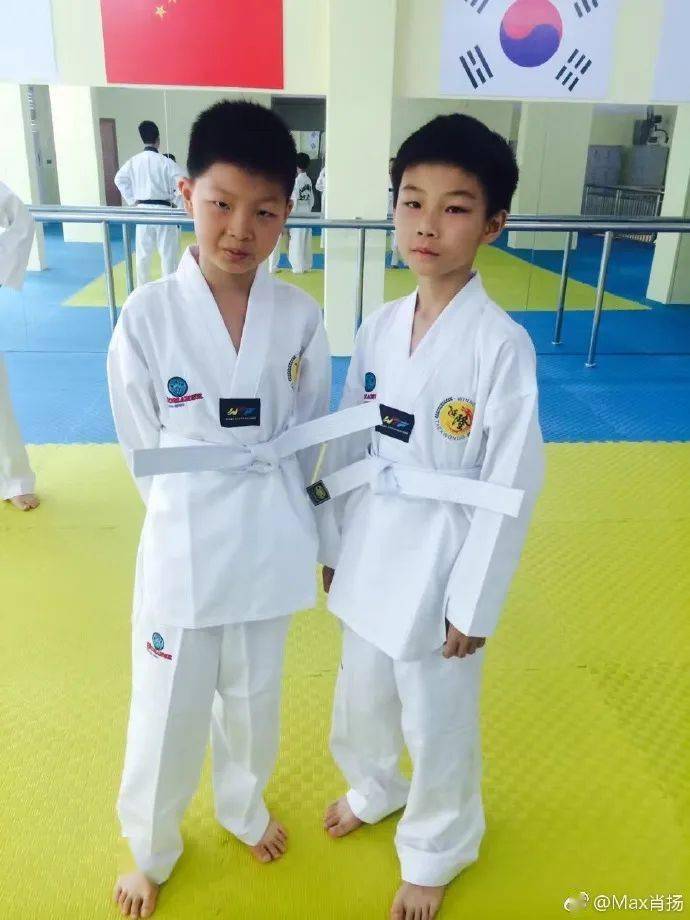 中国少年9岁开始健身,12岁练出8块腹肌,如今18岁肌肉炸裂!