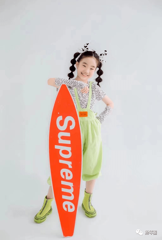 黄锦程:我对扬琴的起源还得从幼儿园说起,我只记得当时丁老师拿着一种