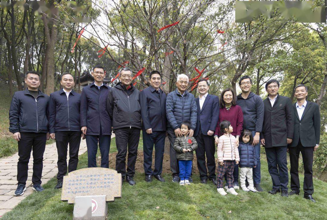 造福桑梓丨荣智健及荣氏亲属共游梅园,种下"同心梅树"!