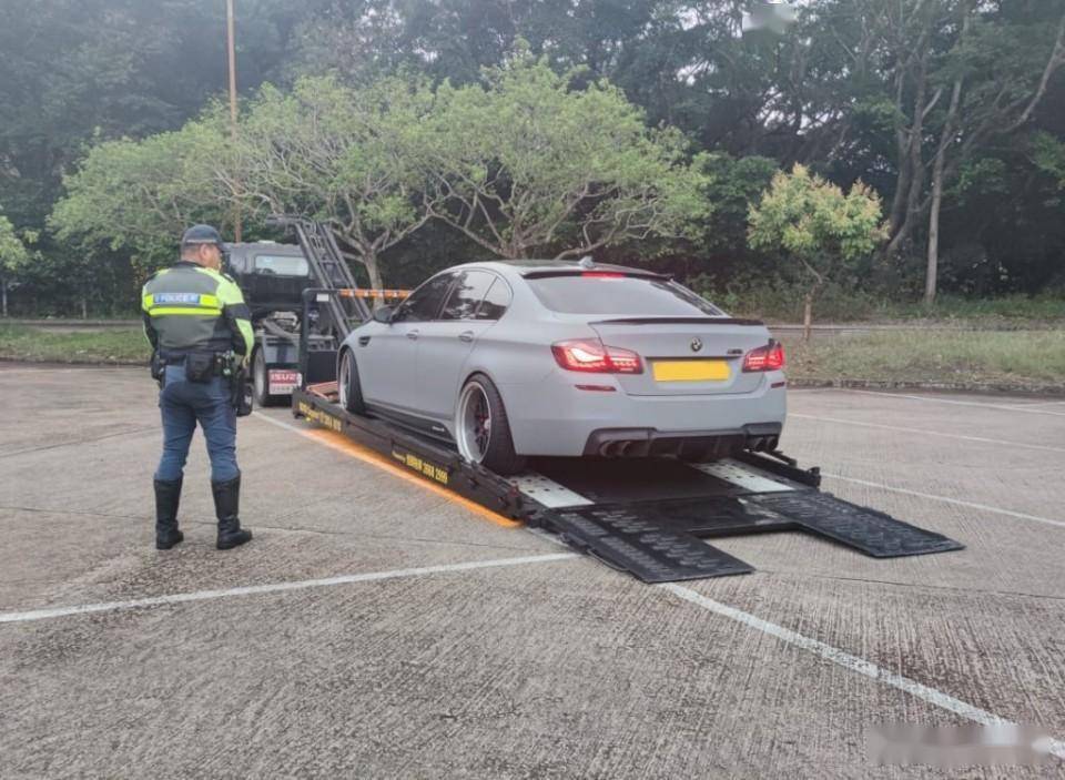 警方拖走扣验怀疑经过非法改装的汽车.