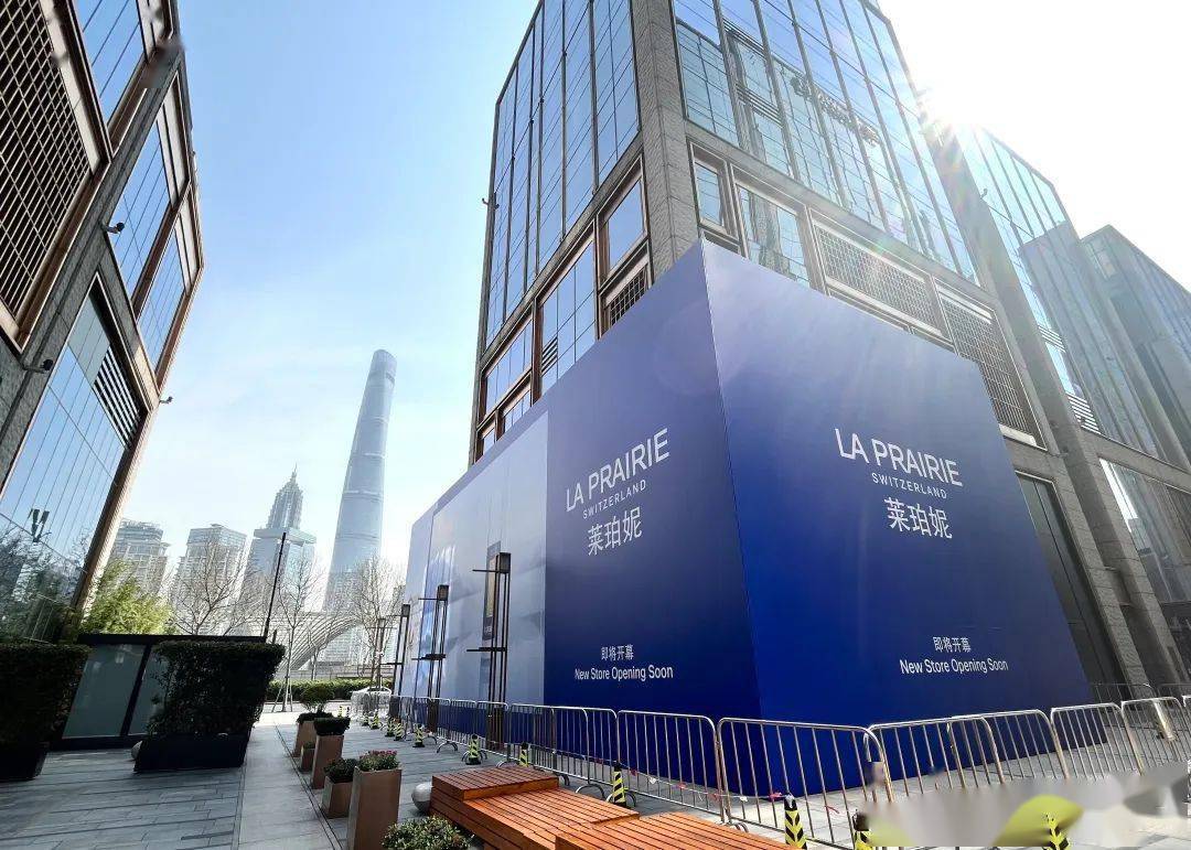 莱珀妮在上海bfc外滩金融中心的围挡现已亮相,品牌即将在此开出中国