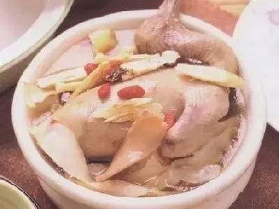 克,芡实20克,杞子15克,沙参15克,玉竹15克,红枣4个,乳鸽2只,瘦肉150克