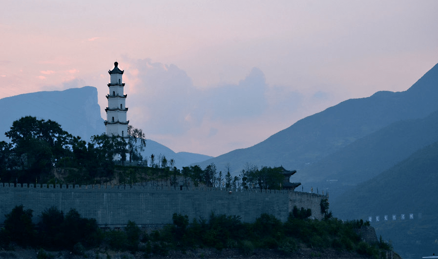 推薦先以奉節旅遊碼頭為據點,用2-3天時間遊覽夔州博物館,白帝城