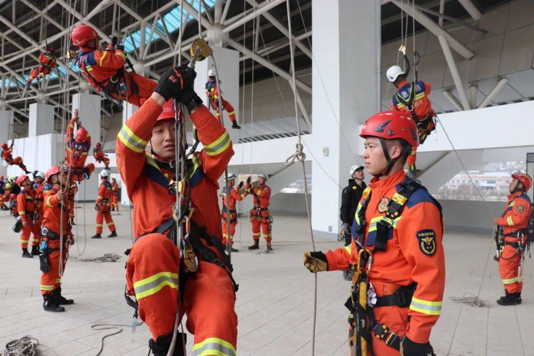 重点对绳索救援器材装备,基础绳结应用,锚点系统制作,倍力系统制作