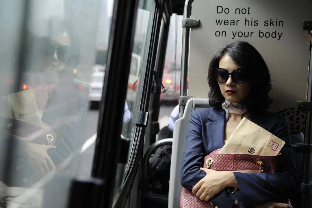 高圆圆饰演的都市女白领因为确诊癌症而情绪低落,在公交车上拒绝给