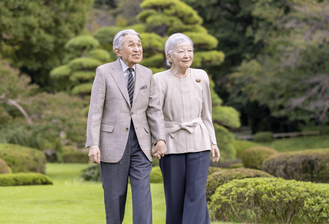 日本上皇夫妇遭国民网暴，结婚纪念日出门约会，却遭网友吐槽：都退位了低调点行吗?……