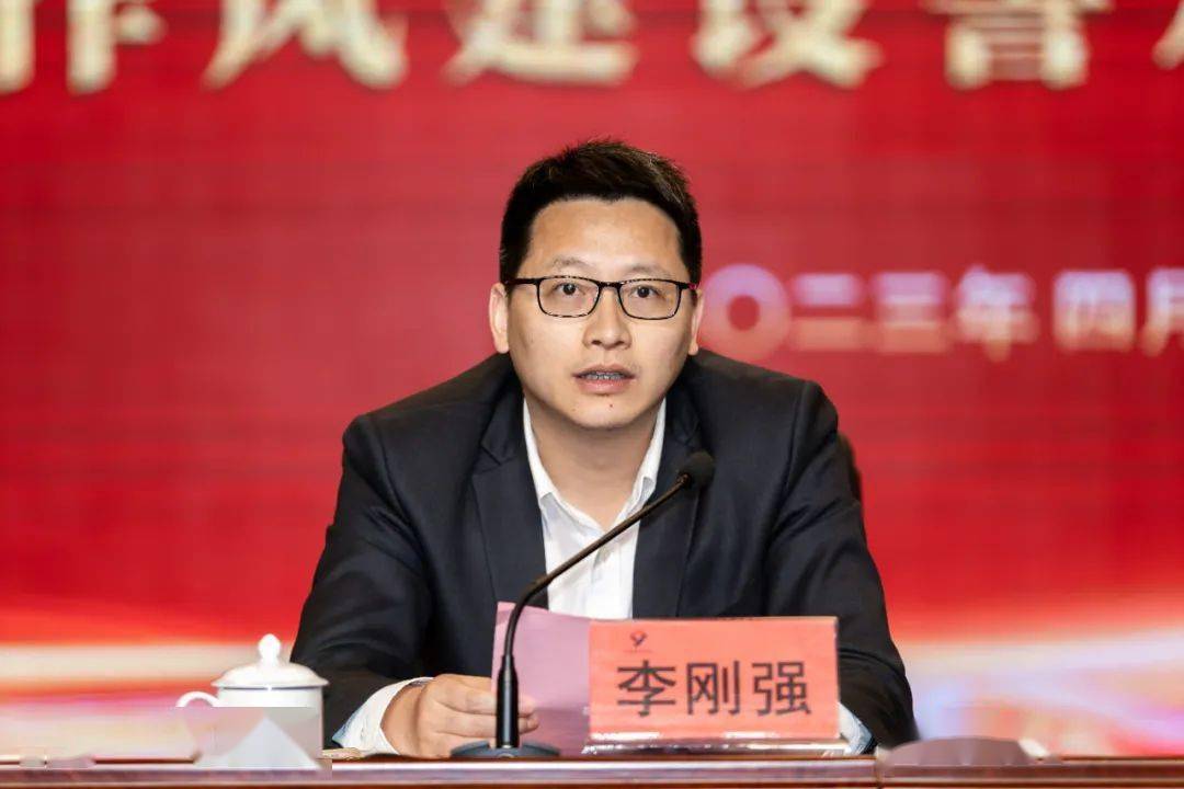 园党工委副书记,镇党委副书记,镇长李刚强宣读优秀局室,优秀办事处