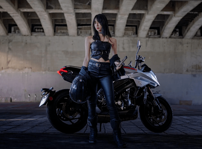 "机车辣妹"压马路,回头率爆表!网友:想坐她后座._健身_身材_女孩子