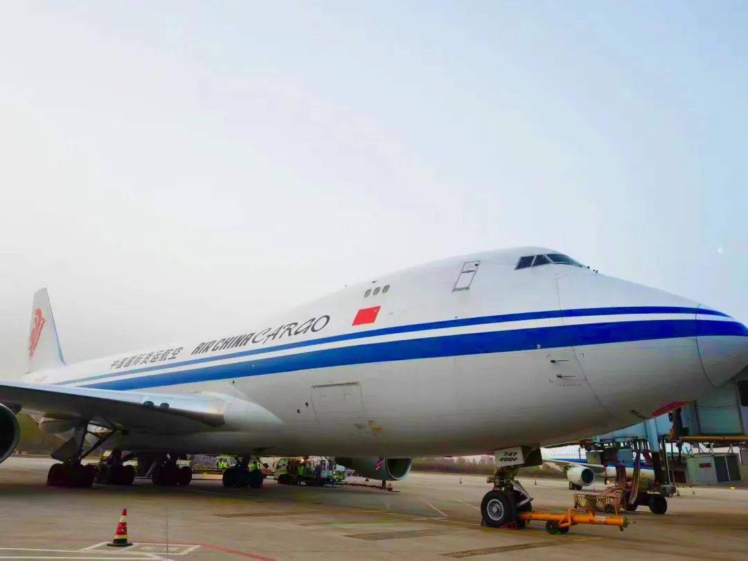 據介紹,此次航班由國航b747-400f全貨機執飛,預計飛行時間為10個半