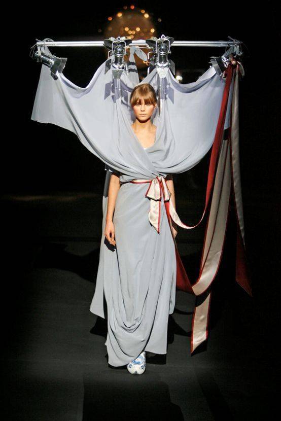 哈哈哈哈哈…这些奇葩时尚造型可真上头!_衣服_作品_春夏