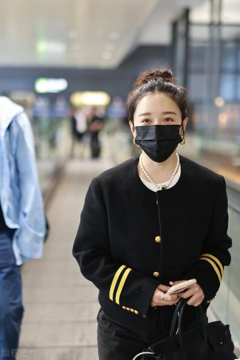 街拍:阚清子军装风夹克 牛仔裤 珍珠项链酷帅时髦_上海_机场