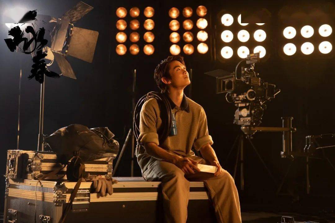 怀着对电影事业的热爱,退休后的灯光师大春成为了电影档案馆的管理员.