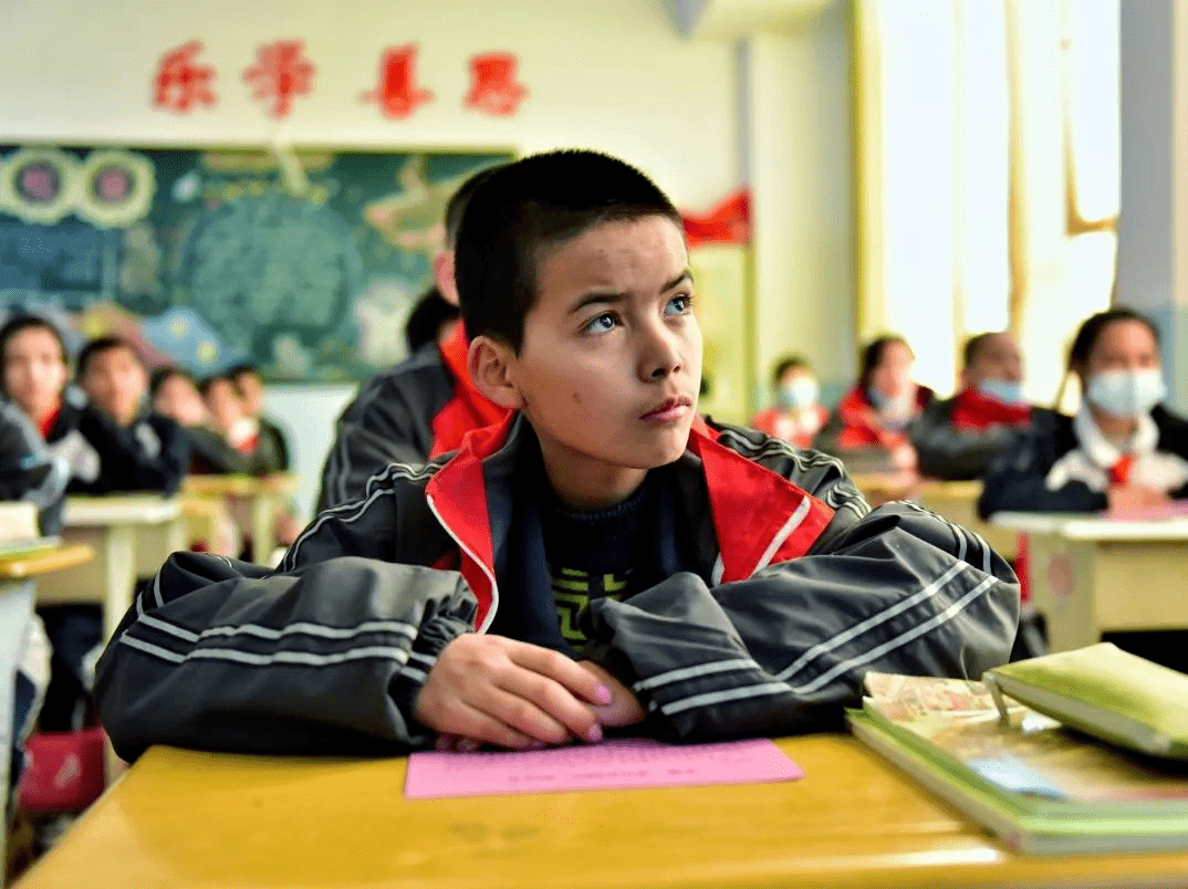 奇台县昌吉州昌吉市禁毒办在第三中学开展禁毒宣传教育活动.