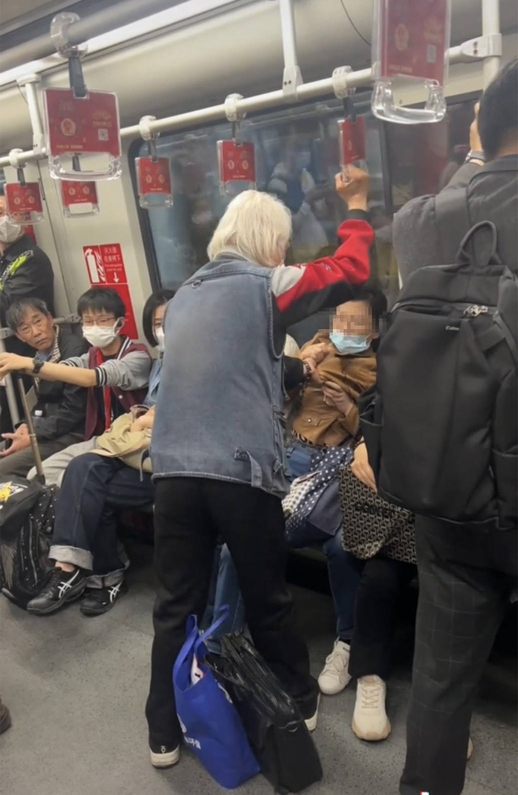 老人揪住女子衣领欲让其让座,上海地铁呼吁文明乘车友爱礼让
