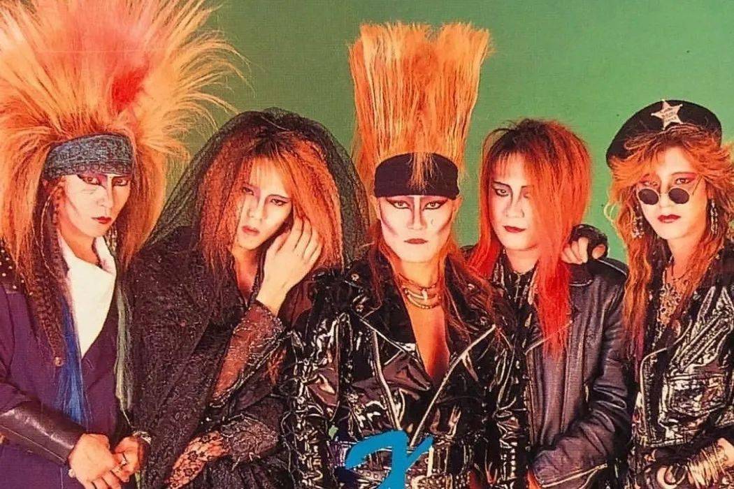 之后过起了流浪汉生活,2011年在塞班岛自杀;主唱toshi被邪教洗脑97年