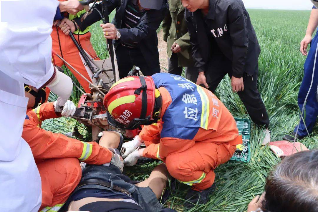报警后不幸发生农用机械伤人事故一村民在使用旋耕机除草时鄢陵县陶城