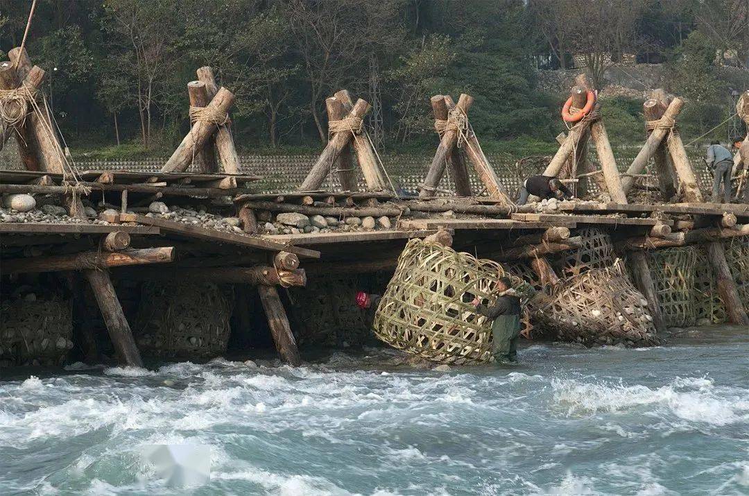 现代水利中,人们从竹笼受到启发,采用铅丝笼来代替竹笼.