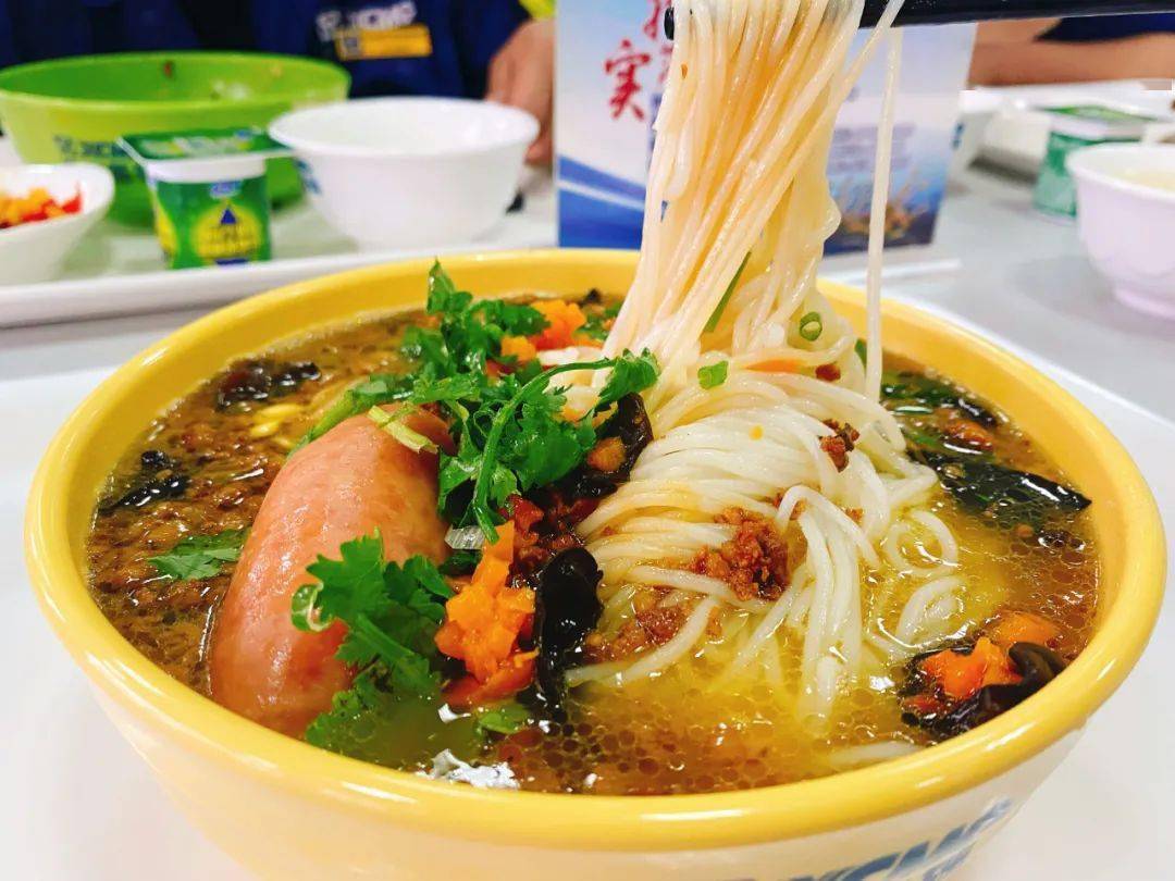 豆浆,辣汤午餐lunch菜品:油豆腐烧肉,南瓜鸡,洋葱鱿鱼条,绿豆饼炒肉