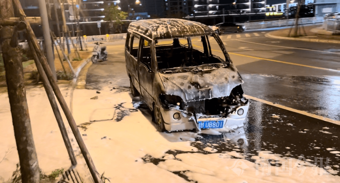 起火的面包车已经被烧毁,车身部分被烧得发黑,挡风玻璃全部碎裂,全车