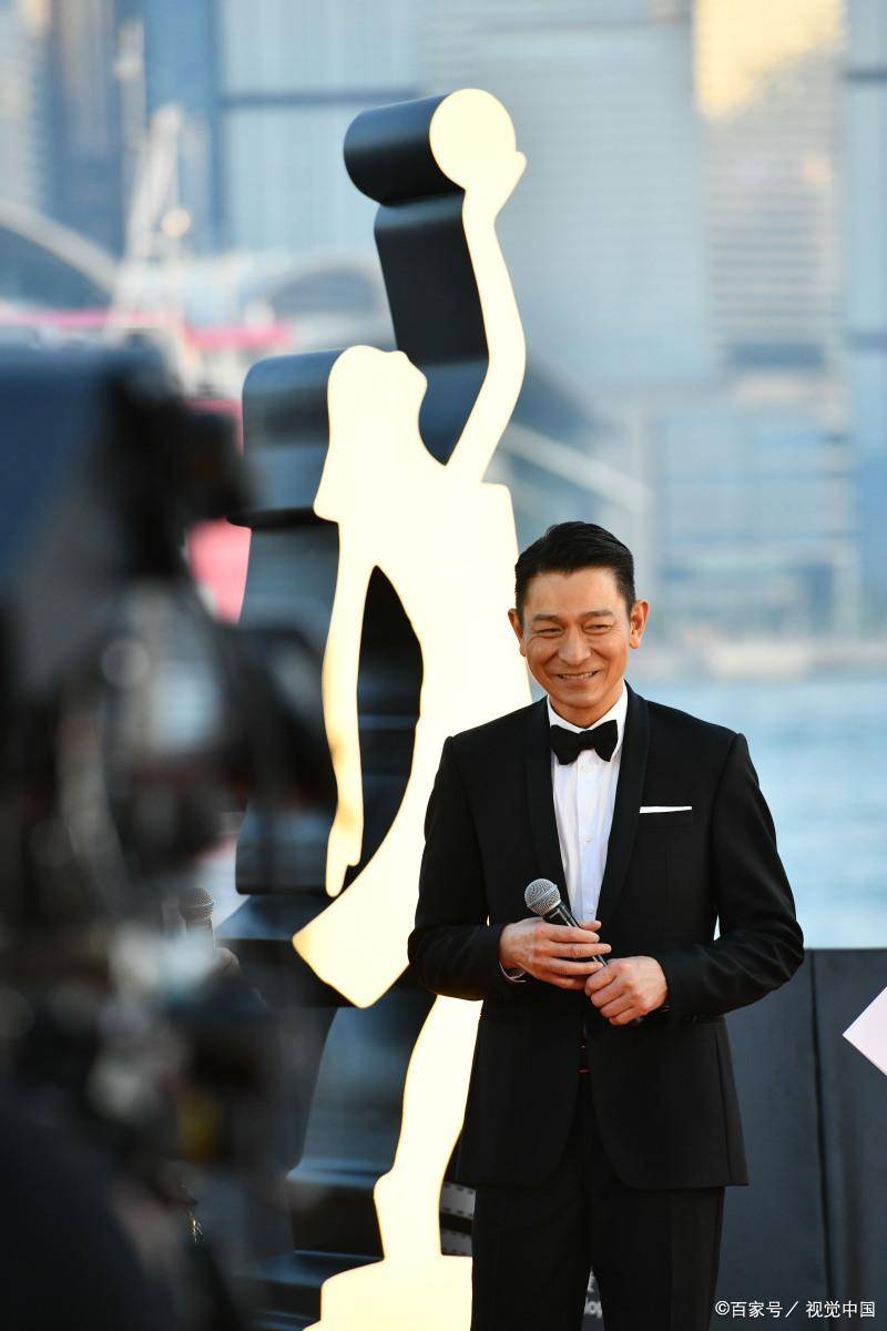 第41届香港电影金像奖红毯星光熠熠 杨紫琼刘德华等现身