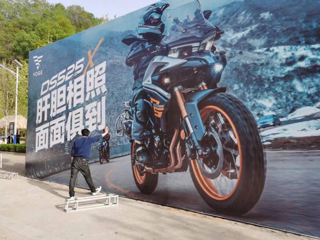 友越来越多车技表演狂欢现场15号早上逐渐有来得车队摩托迷十八周年庆