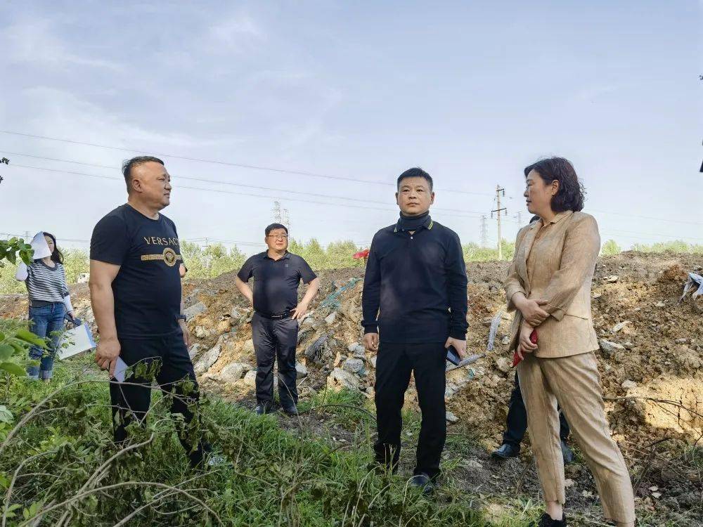 调研中粮米业(巢湖)有限公司走访中,韩斌与企业负责人深入座谈交流