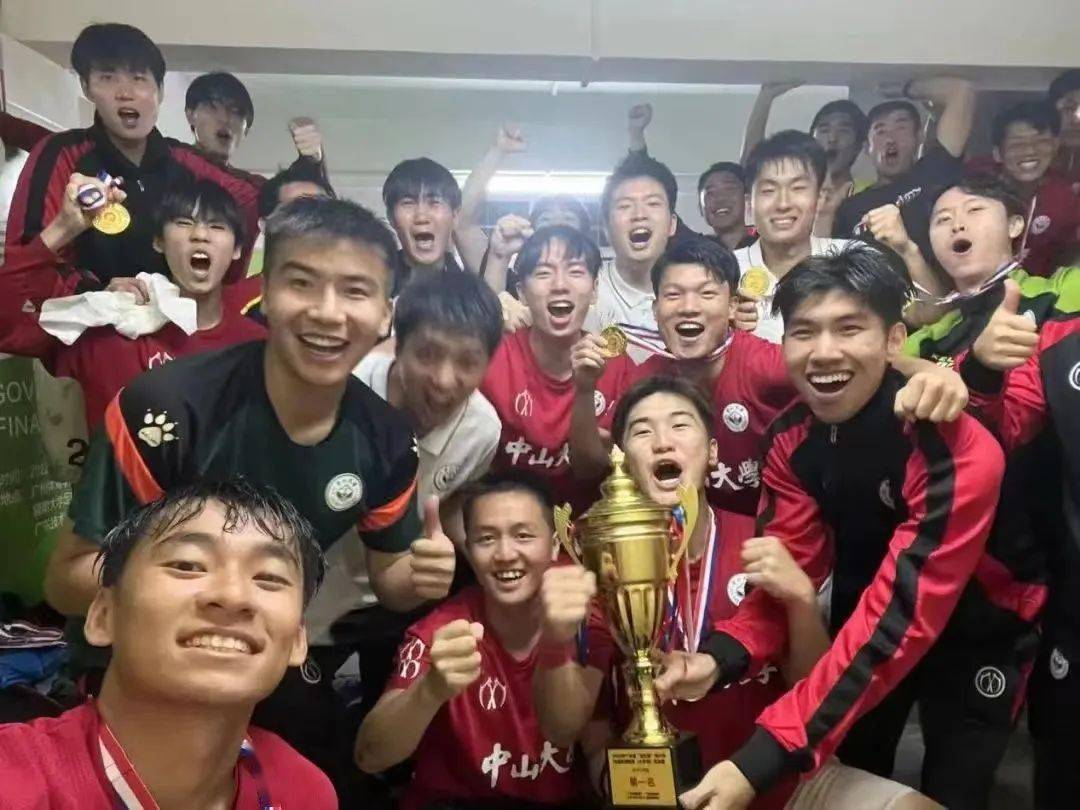 "在张晓宇教练看来足球队最大的优势在于"大家团结一致,执行力也很强"