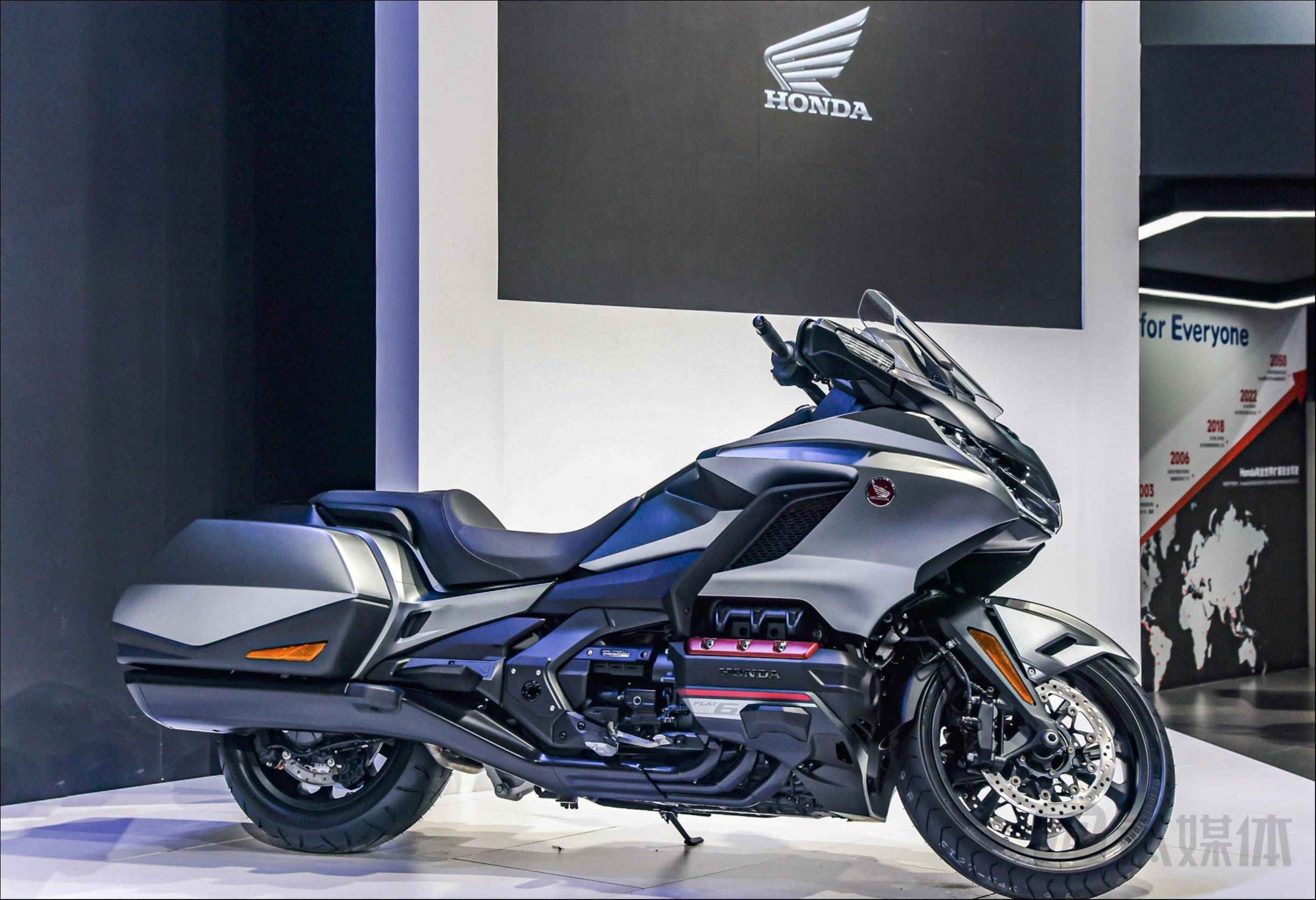 搭载1833㏄水平对置6缸发动机,本田发布gl1800 gold wing | 科技前线