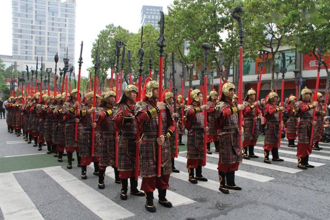 并有106位手持仪仗,身着铠甲的仪仗队护卫前行