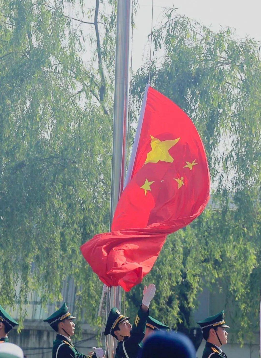 在晨风中徐徐上升庄严的五星红旗伴随着嘹亮的国歌五星红旗迎风飘扬在