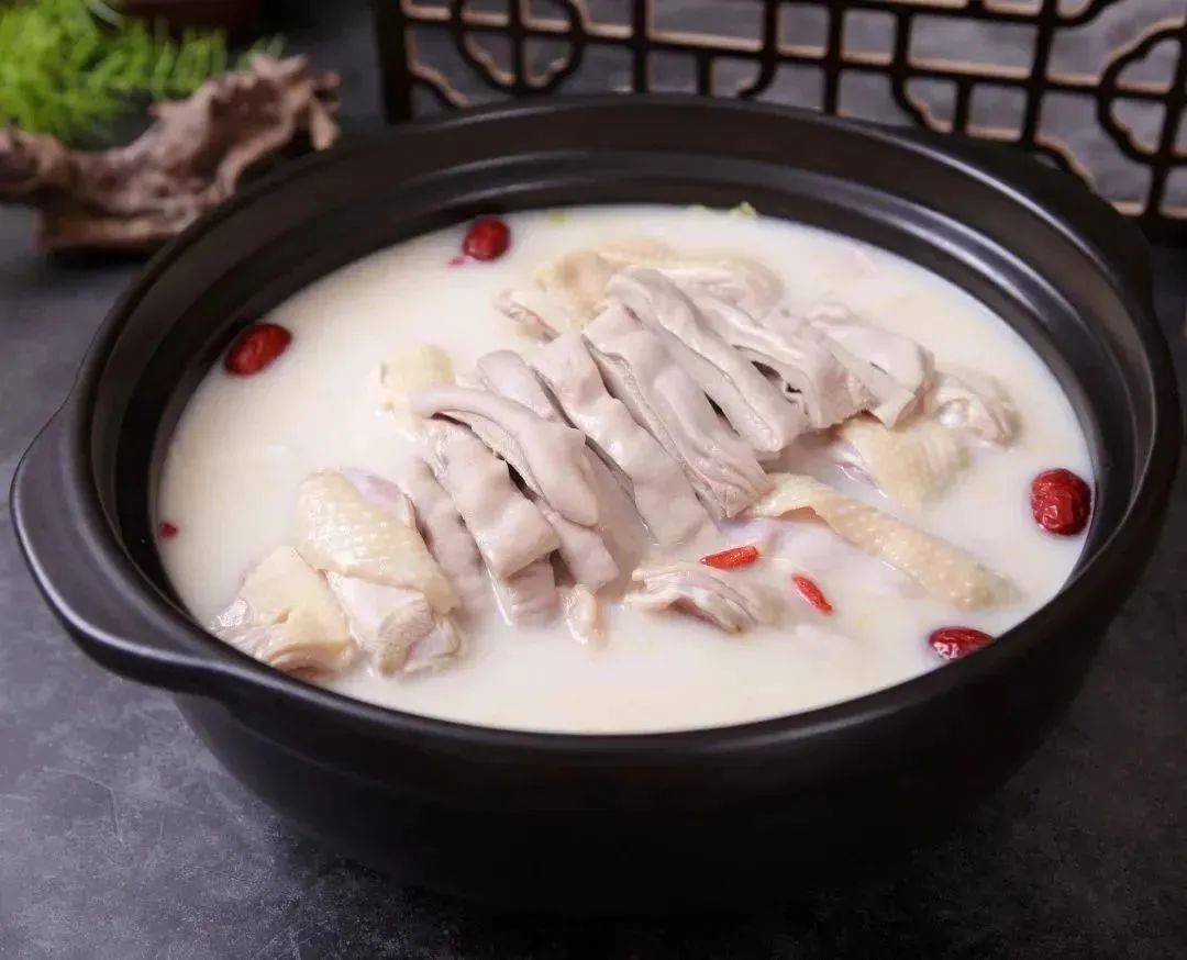 暖心暖胃坚持8小时熬煮浓郁骨汤加持,口感更加鲜美招牌拼盘,肥牛