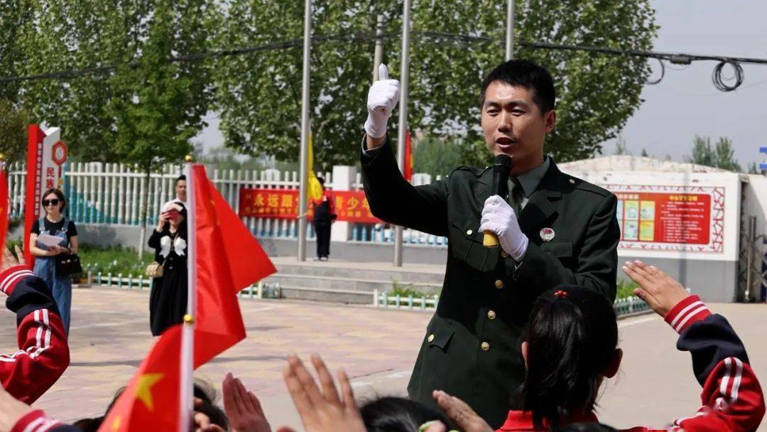国旗护卫队原升旗手张自轩来到平乡这所小学……_活动_教育_跟党走